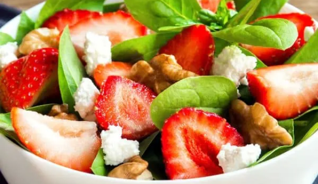 Spanish strawberry salad